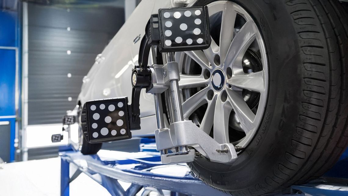 Car wheel clamp with wheel align device for wheel alignment in workshop